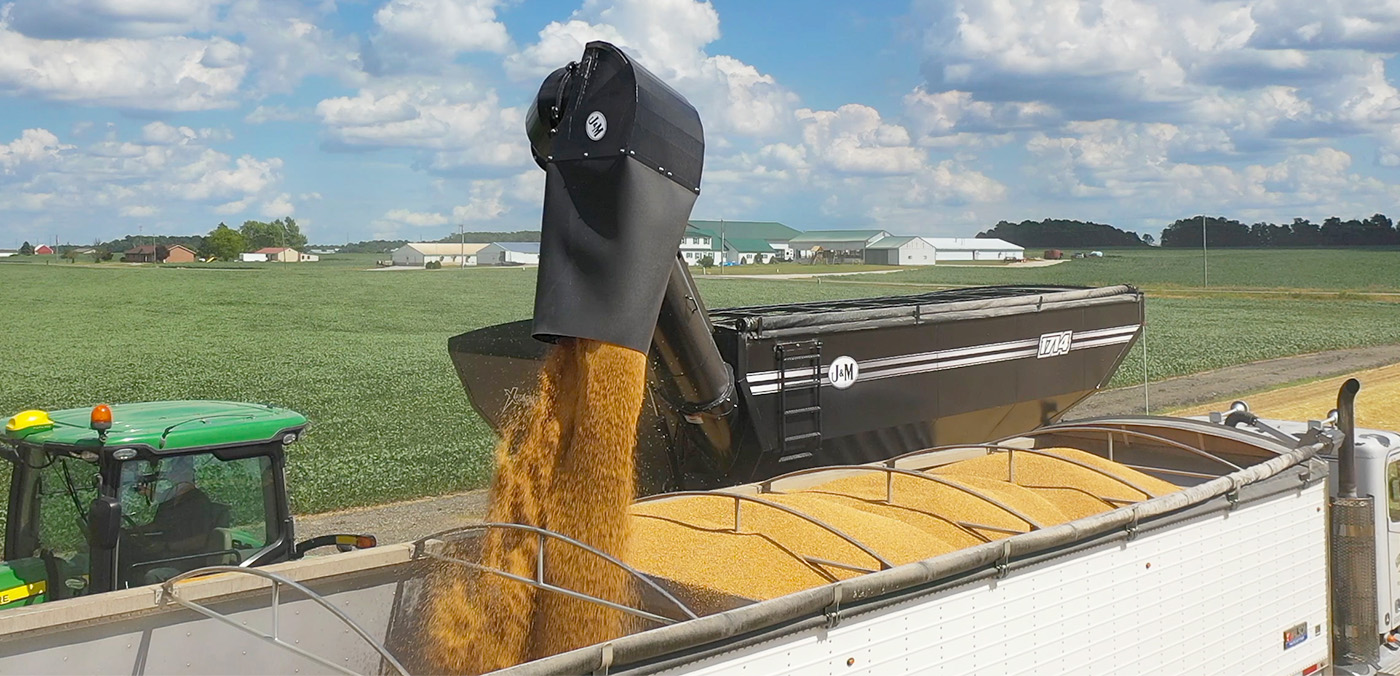 Photo of a J&M grain cart side shooter filling a super B